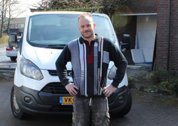 Davey van Oomen loodgieters staat bij zijn bus